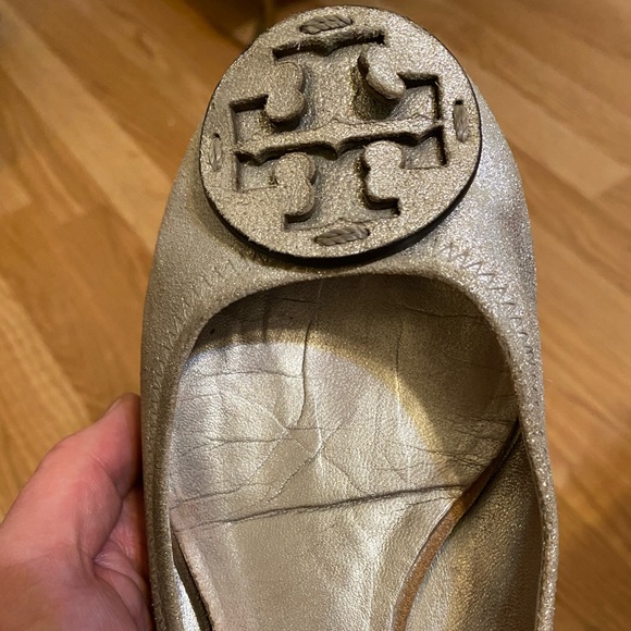 Tory Burch Silver Reva Metallic Pebbled Leather Logo Ballerina Ballet Flats - Picture 2 of 8